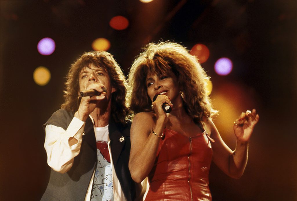 Tina Turner i Mick Jagger (The Rolling Stones) śpiewają razem na scenie podczas koncertu w Tokio.