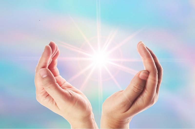 Uzdrawianie dotykiem. Zdjęcie z książki Uzdrawiające dłonie – Reiki w praktyce. Proste ćwiczenia skutecznego uzdrawiania energią autorstwa Tanja Kohl