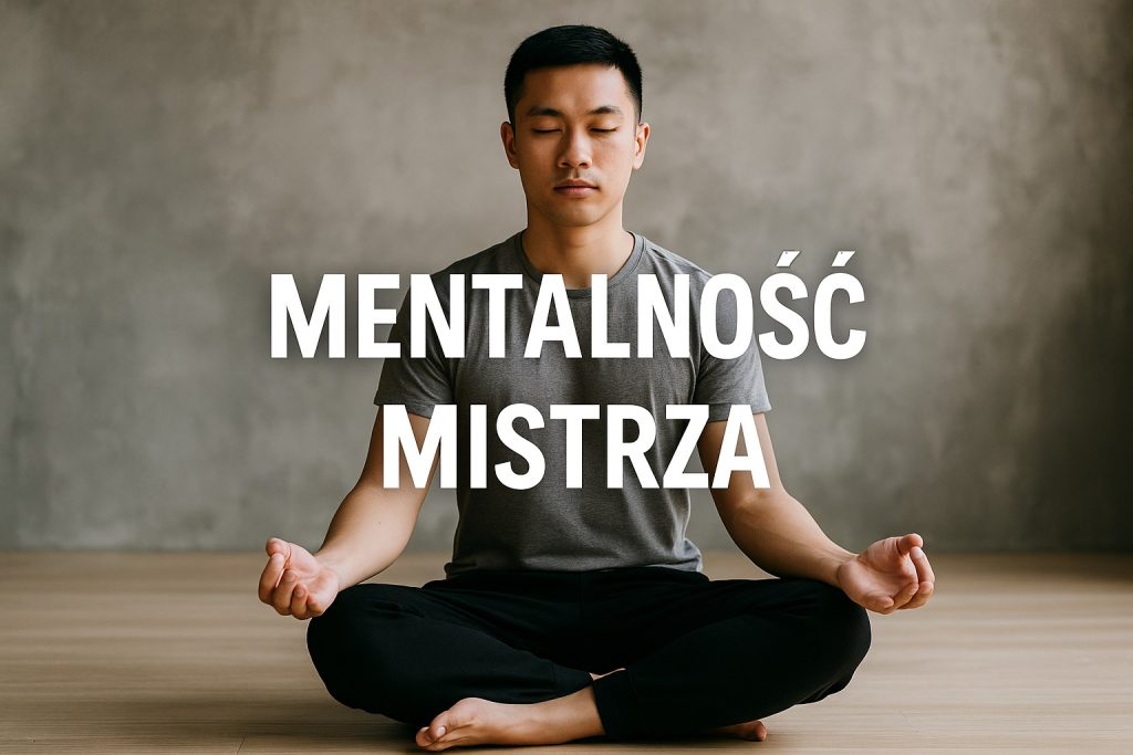 Mężczyzna siedzący w pozycji medytacyjnej z zamkniętymi oczami na tle szarej ściany, napis Mentalność mistrza.