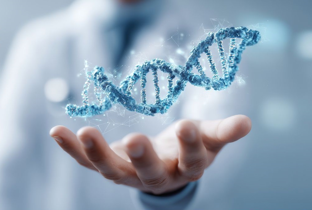 Dłoń osoby w białym fartuchu, nad którą unosi się trójwymiarowa podwójna helisa DNA symbolizująca człowieczeństwo.