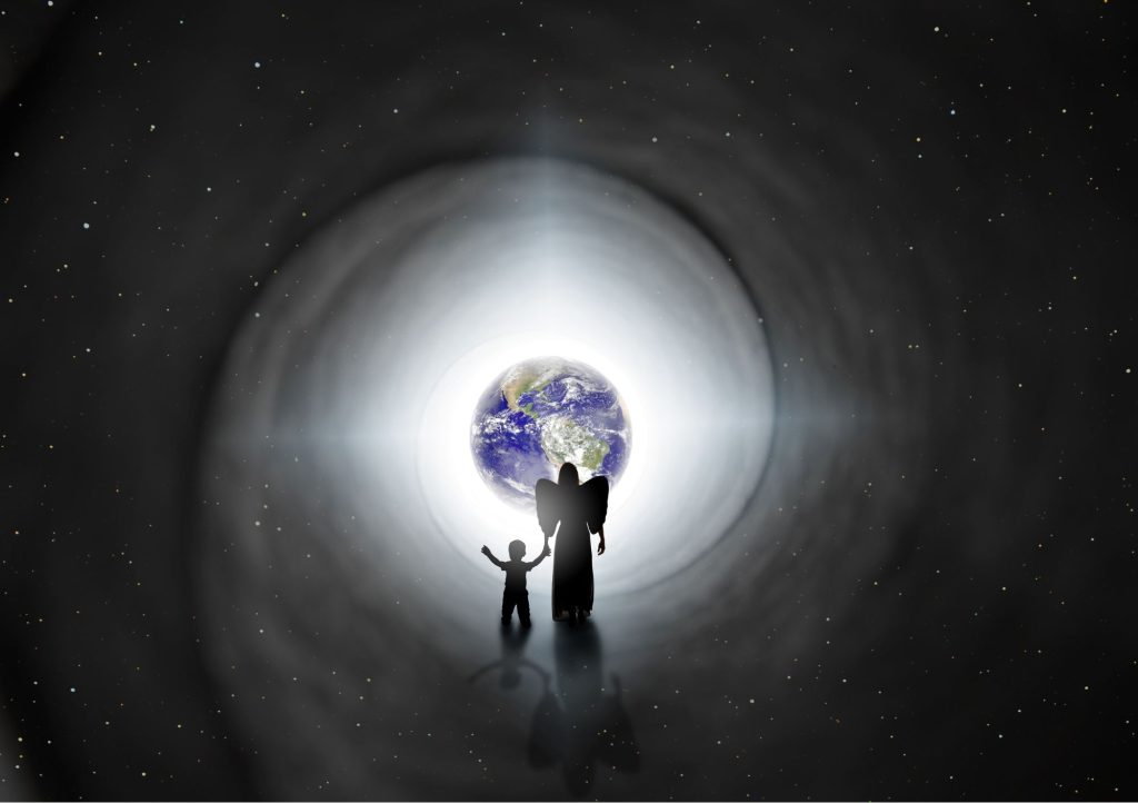 Wędrówka dusz - anioł przygotowuje dziecko na życie po życiu. Kosmiczny tunel biegnący w stronę Ziemi.
